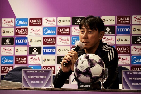 身份出战亚, 运队和成年